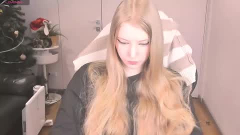 Mia online show from December 17, 4:03 pm