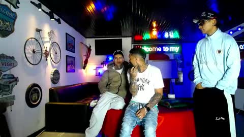 flyckers online show from April 29, 12:10 pm