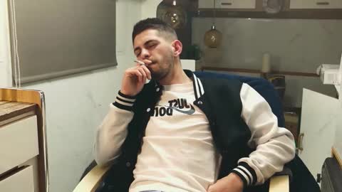 independent model online show from March 30, 5:46 pm