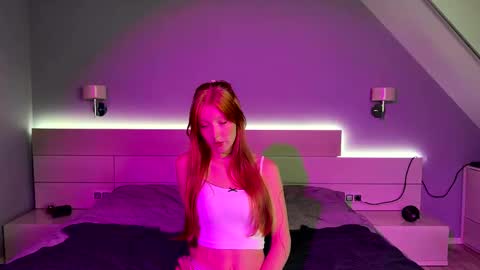 Snapshot of foxie_kiss chatting on September 20, 3:59 pm Hello world Feel free to follow online show from September 20, 3:59 pm