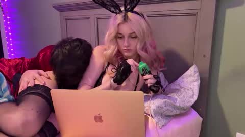Snapshot of foxyroxie777 chatting on October 24, 4:35 am roxie online show from October 24, 4:35 am