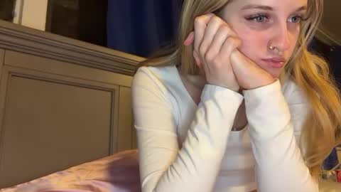 Snapshot of foxyroxie777 chatting on March 11, 6:41 am roxie online show from March 11, 6:41 am