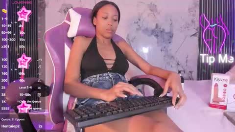 Laura online show from October 14, 9:40 pm