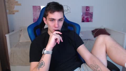 Snapshot of frank_mooree chatting on January 18, 2:14 am Frank online show from January 18, 2:14 am