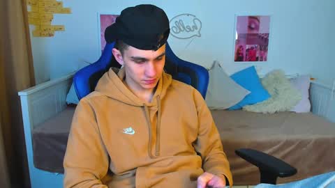 Snapshot of frank_mooree chatting on February 17, 6:53 am Frank online show from February 17, 6:53 am