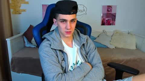 Snapshot of frank_mooree chatting on February 7, 12:39 pm Frank online show from February 7, 12:39 pm