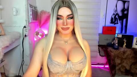 Snapshot of freya_lovestocum chatting on September 24, 2:29 am Miss Frea online show from September 24, 2:29 am