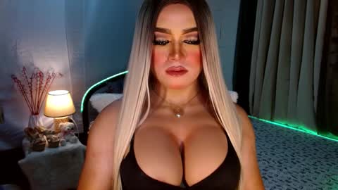 Snapshot of freya_lovestocum chatting on October 23, 7:04 pm Miss Frea online show from October 23, 7:04 pm