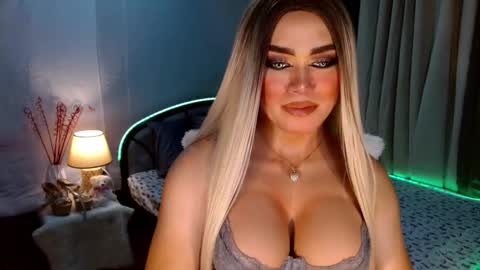 Snapshot of freya_lovestocum chatting on October 10, 1:22 am Miss Frea online show from October 10, 1:22 am