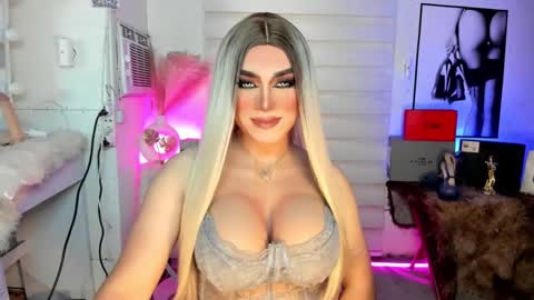 Snapshot of freya_lovestocum chatting on September 26, 5:26 am Miss Frea online show from September 26, 5:26 am