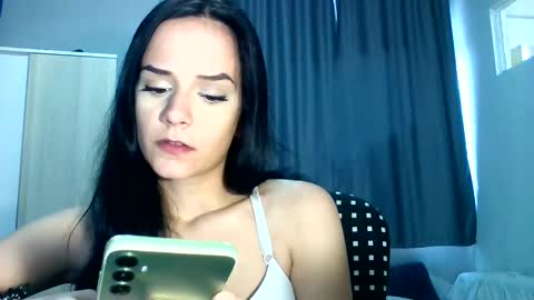 Freya online show from December 8, 1:03 pm