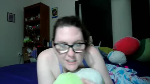 fuzzypeaches87 online show from May 10, 5:03 am
