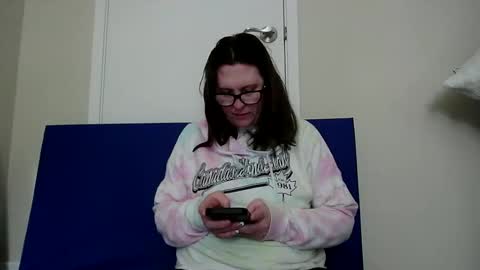 fuzzypeaches87 online show from May 16, 5:44 pm