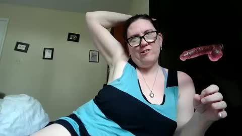 fuzzypeaches87 online show from May 12, 7:56 pm