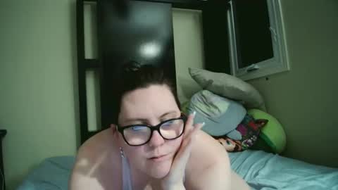 fuzzypeaches87 online show from May 6, 4:40 am