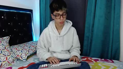 gabriel_x18 online show from March 1, 4:39 am