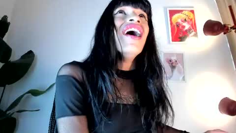 Gia  Please help me with your thumbs up its important   online show from July 17, 1:13 pm