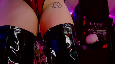 Snapshot of gigglemethis22 chatting on December 3, 12:41 am Giggles online show from December 3, 12:41 am