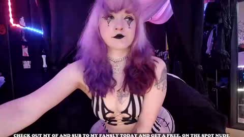 Snapshot of gigglemethis22 chatting on September 21, 6:34 pm Giggles online show from September 21, 6:34 pm