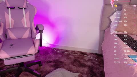 gigi_hills online show from April 8, 11:52 pm