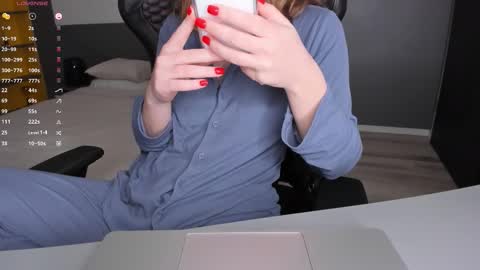 gigihadd online show from March 26, 3:39 pm