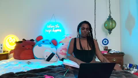 Snapshot of gigimcfee chatting on September 12, 4:25 am G Money online show from September 12, 4:25 am