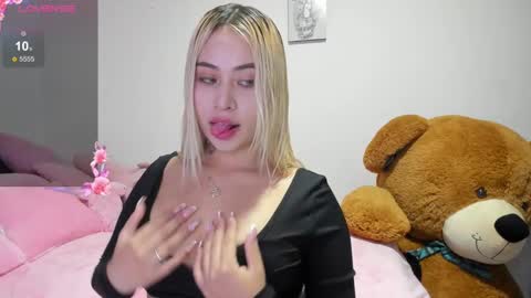 Gigi online show from February 24, 10:58 pm