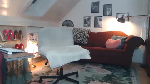 Gina online show from February 13, 6:00 pm