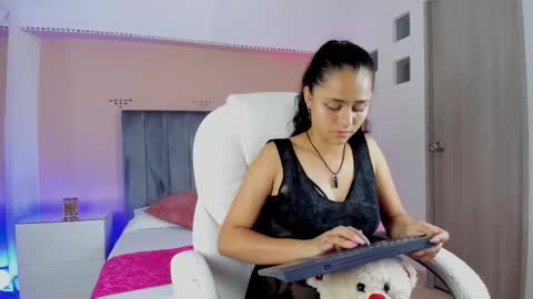 Snapshot of giselle_roldan chatting on September 10, 3:40 am GISELLE ROLDAN online show from September 10, 3:40 am