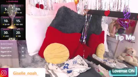 Snapshot of gisellenoah chatting on February 15, 2:22 pm GiselleNoah online show from February 15, 2:22 pm