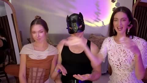   330 UTC2 girls   online show from March 26, 3:34 am