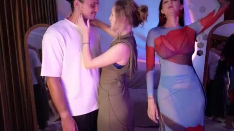   330 UTC2 girls   online show from March 15, 5:45 am