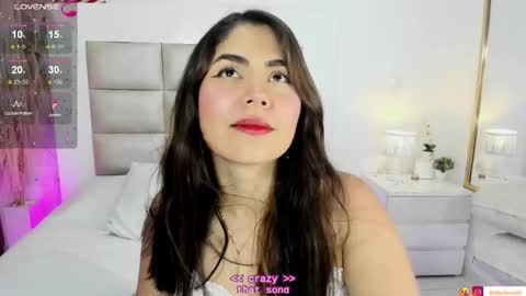 Snapshot of goddess_mia2 chatting on October 15, 12:14 am Mia online show from October 15, 12:14 am