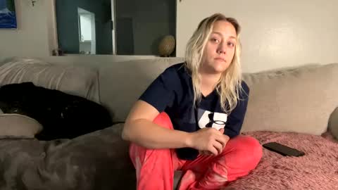 Snapshot of goddessmayvn chatting on February 1, 4:03 am GoddessMayvn online show from February 1, 4:03 am