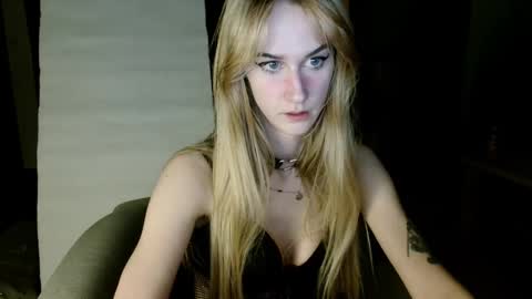 Snapshot of goldiehanny chatting on February 19, 2:01 am GoldieHanny online show from February 19, 2:01 am