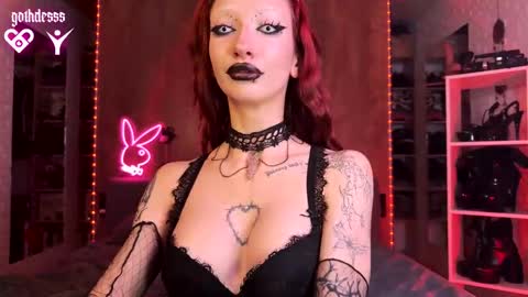 Snapshot of gothdesss chatting on October 4, 10:40 pm    online show from October 4, 10:40 pm