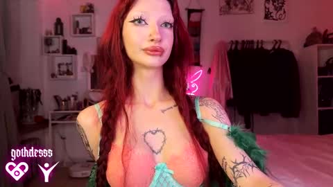 Snapshot of gothdesss chatting on October 25, 12:11 am    online show from October 25, 12:11 am