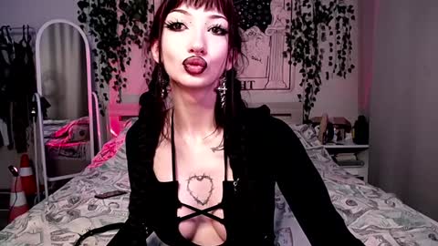Snapshot of gothdesss chatting on December 29, 12:20 am    online show from December 29, 12:20 am