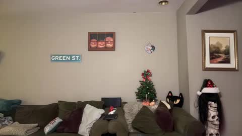 Snapshot of greenxxxqueen chatting on December 23, 6:11 am SexQueen Nikki online show from December 23, 6:11 am