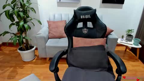 Snapshot of greta_miss chatting on January 30, 2:27 am Emmy online show from January 30, 2:27 am