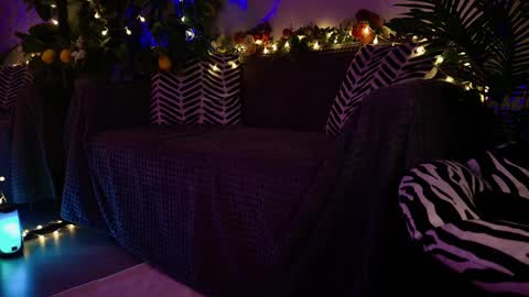 gwenhilton online show from February 15, 8:54 am