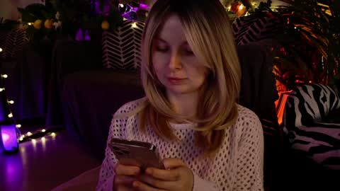 gwenhilton online show from February 4, 9:07 am