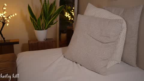 HaileyHill online show from December 3, 1:25 am