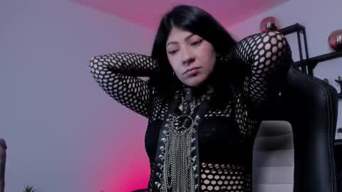 halley_ravenn online show from May 18, 9:43 pm