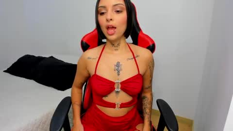 Hannah Milton online show from April 19, 6:10 pm