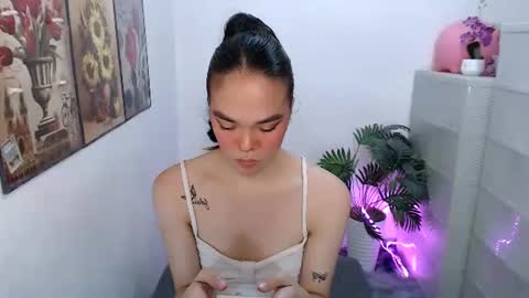 HANNAH online show from May 6, 1:22 am