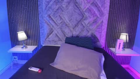 hannyk_ online show from February 11, 1:04 pm