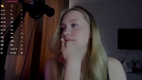 happy__fam online show from June 27, 11:38 am
