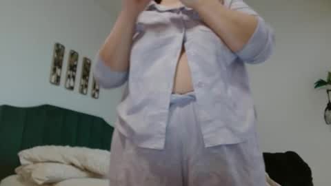 Snapshot of hazel_skye chatting on February 24, 3:09 pm Hazel online show from February 24, 3:09 pm