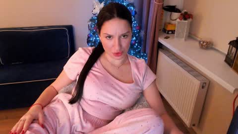 Snapshot of heaven_chloe chatting on January 20, 5:37 pm Heaven girl online show from January 20, 5:37 pm